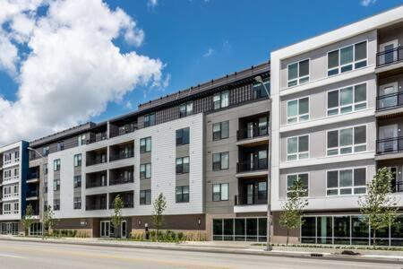 Explore Cozysuites Indy From An Urban Oasis In Market East Indianapolis Exterior foto